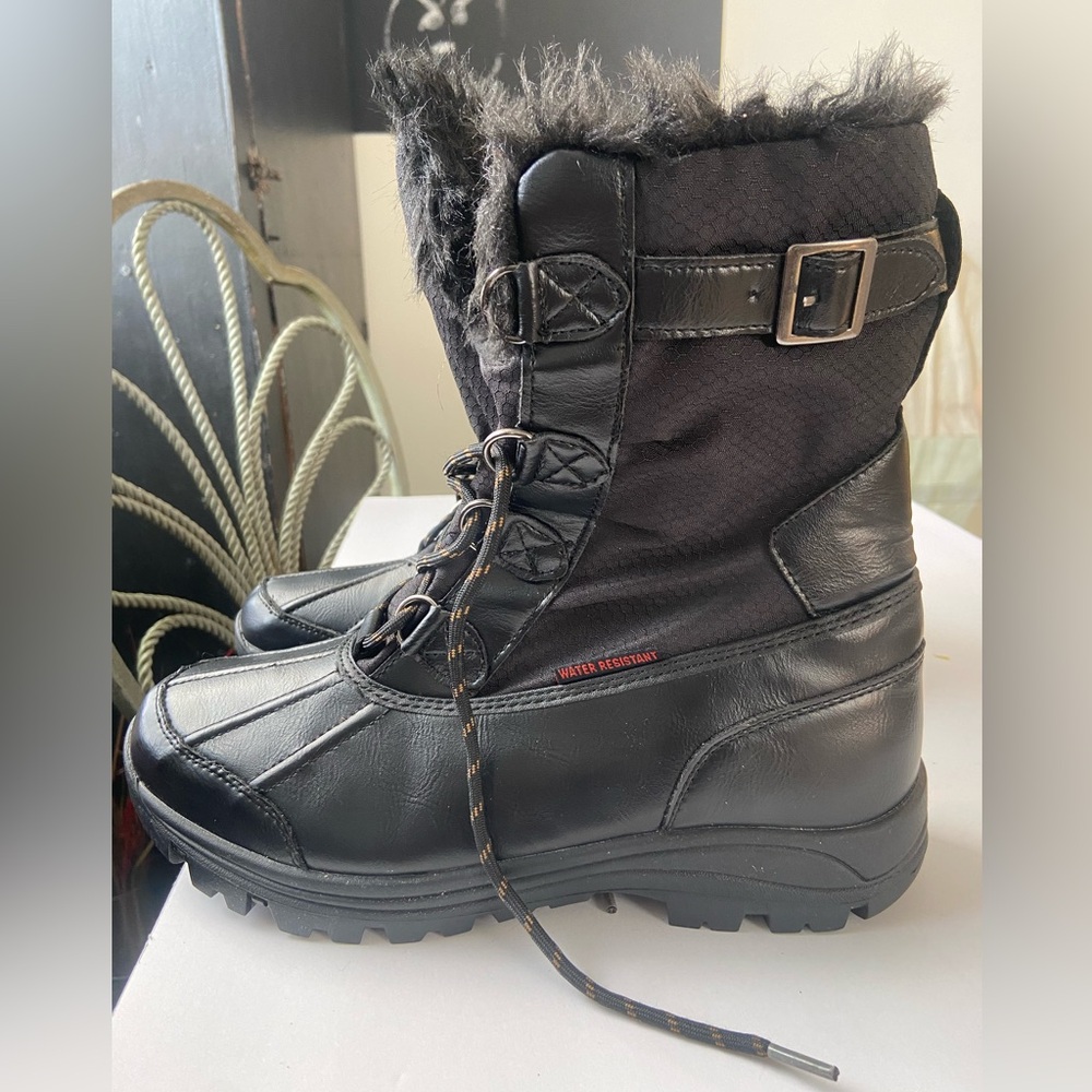 Fur inside warm black winter snow boots. Water resistant
